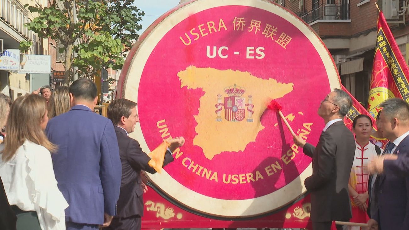 Madrid inaugura su primer arco chino en la plaza del Hidrógeno de Usera