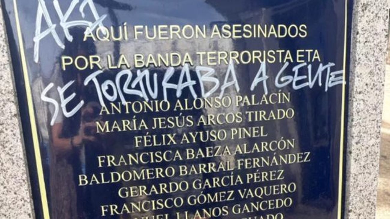 Vandalización de un monumento conmemorativo a víctimas del terrorismo en la calle Correo