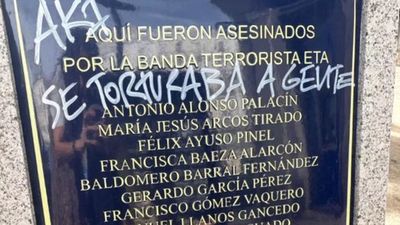 Una víctima de ETA denuncia la vandalización de un monumento conmemorativo en la zona de la acampada de Sol