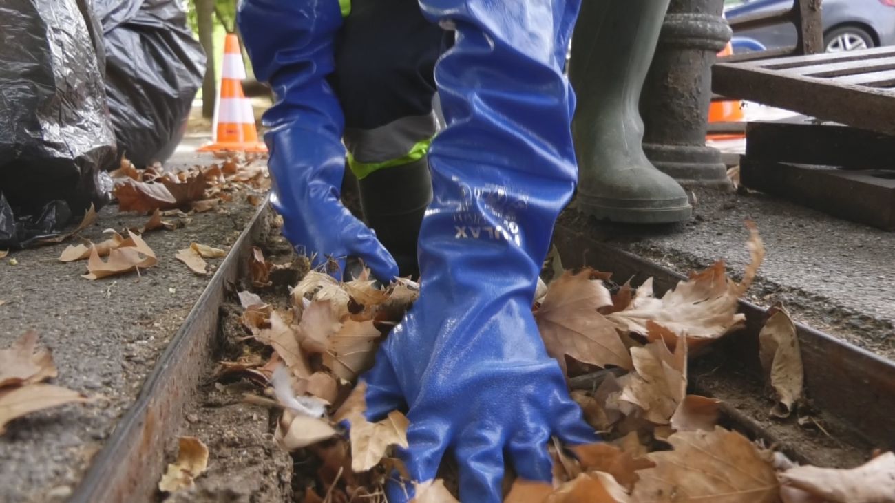 Móstoles se prepara para las lluvias: así limpia sus alcantarillas