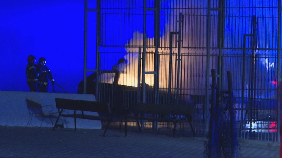 Prenden fuego a un vehículo aparcado en las inmediaciones del tanatorio de San Isidro, en Carabanchel