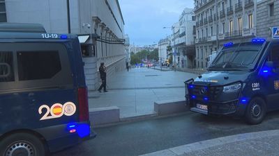 El Congreso se blinda con más de 500 agentes antidisturbios para evitar protestas de los acampados en Sol
