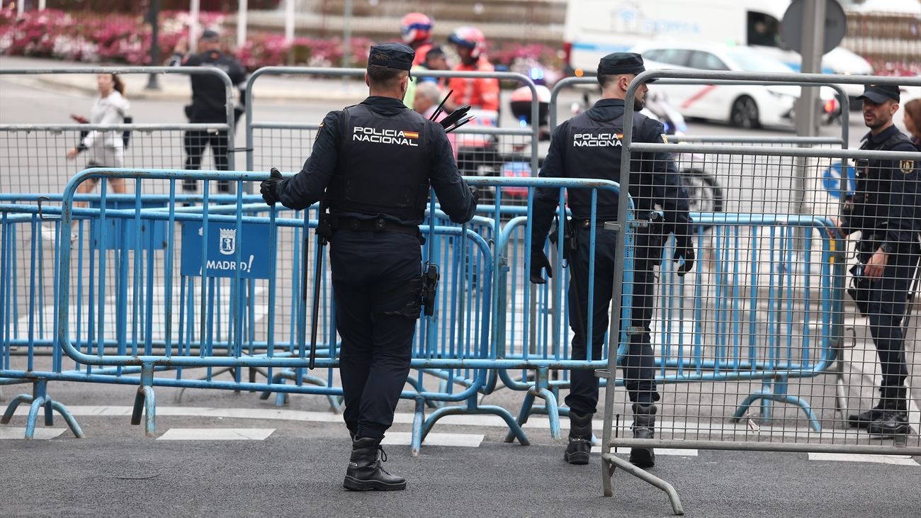 Agentes de la Policía Nacional colocan vallas en Madrid