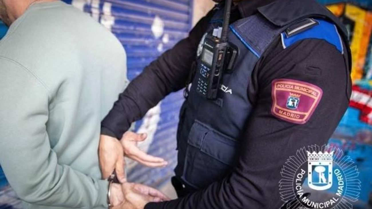Un agente de la Policía Municipal de Madrid realiza una detención