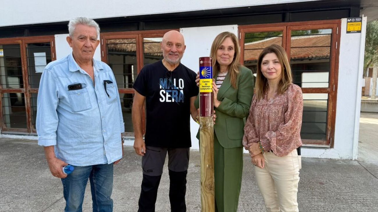 Miembros de la corporación de Fresno de Torote y de la Asociación de Amigos del Camino de Santiago Complutense