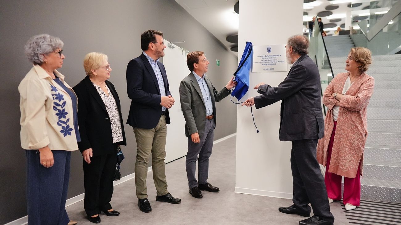 Almeida inaugura la biblioteca municipal en el centro cultural Benjamín Palencia