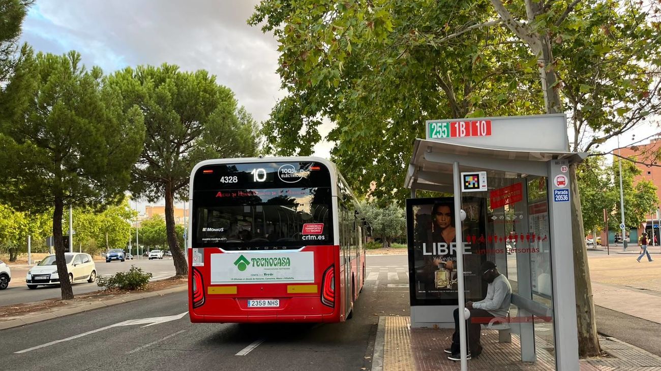 Autobús de la L10 de Alcalá de Henares cerca de una parada