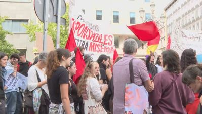 Los manifestantes regresan desde el Congreso a Sol tras el 'no' a los decretos: "Sus beneficios, nuestra miseria"