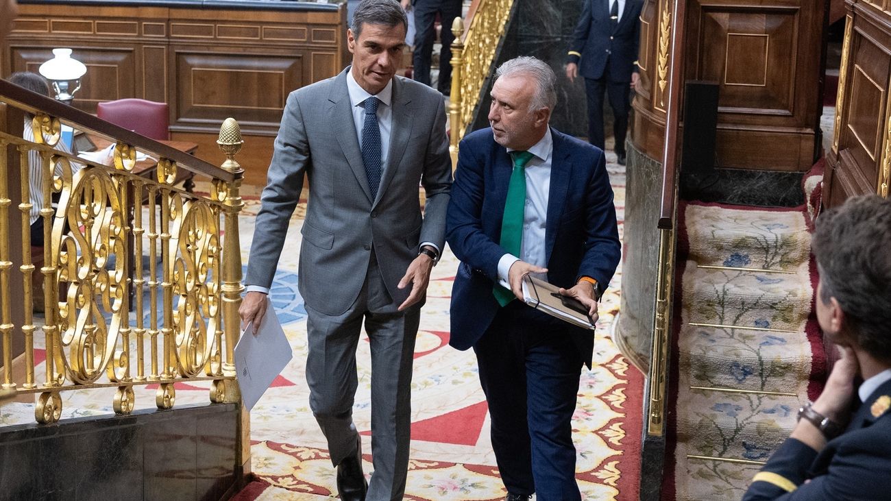 El presidente del Gobierno, Pedro Sánchez, y el ministro de Política Territorial y Memoria Democrática, Ángel Víctor Torres, abandonan el hemiciclo