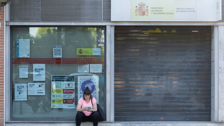 Una persona espera sentada en una oficina de Empleo Estatal