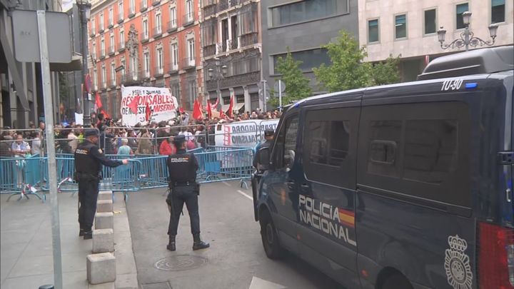 Los acampados de Sol trasladan su protesta al Congreso: “¿Dónde está el Gobierno progresista?”