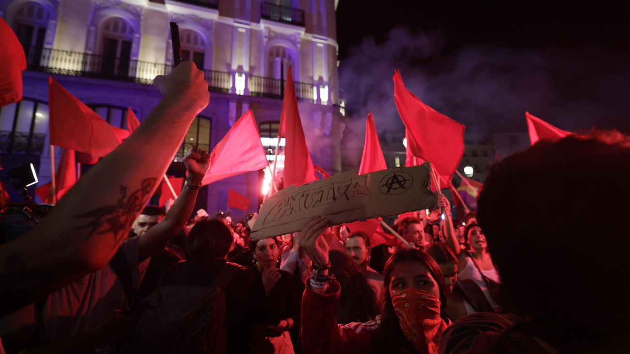 Un momento de la manifestación que recorre este viernes las calles de Madrid desde la Puerta del Sol hasta el Congreso de los Diputados en protesta por el rechazo en votación de los dos decretos sobre vivienda.