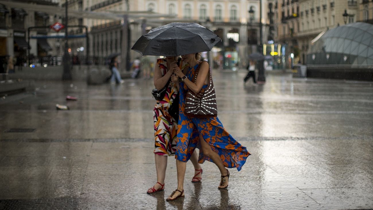 Dos mujeres con paraguas en Madrid