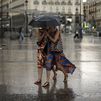 Dos mujeres con paraguas en Madrid