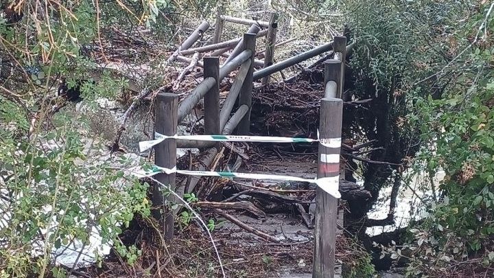 Las lluvias provocan una crecida del  Manzanares en la Sierra y daños en puentes de La Pedriza