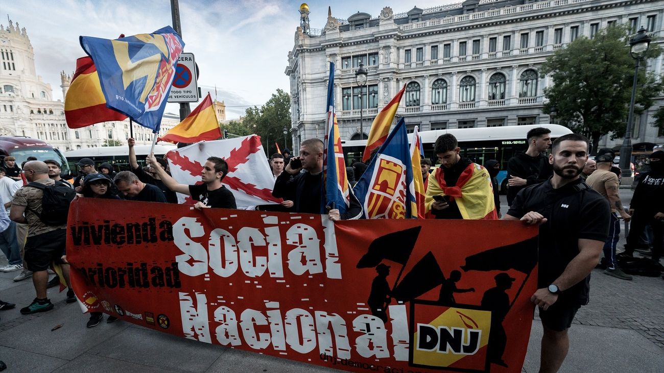 Un grupo de personas se manifiesta con la Plataforma Indignados por España