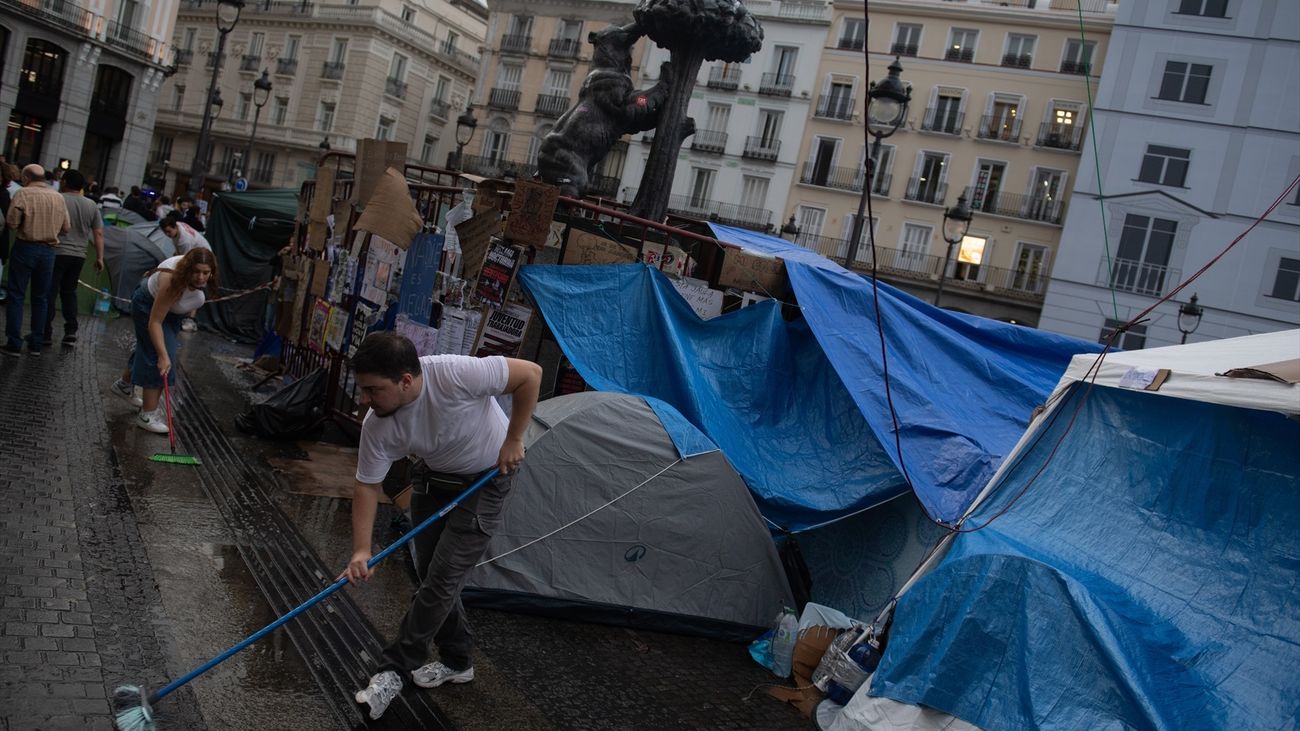 La acampada de Sol comienza a extenderse por la calle Arenal y Preciados