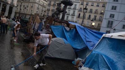 La acampada de Sol comienza a extenderse por la calle Arenal y Preciados