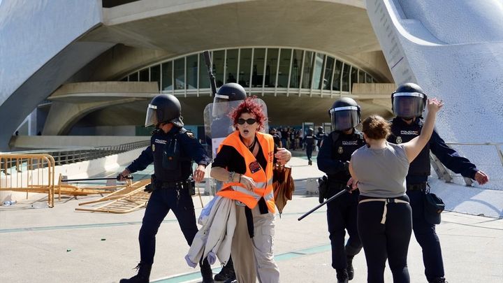 Al menos cinco detenidos y nueve policías heridos en la manifestación por la vivienda de Valencia