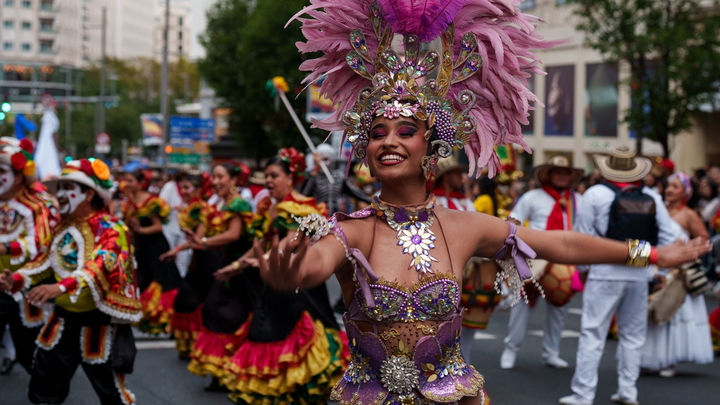 La Cabalgata de la Hispanidad llena de color y música la Gran Vía madrileña