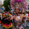 La Cabalgata de la Hispanidad llena de color y música la Gran Vía madrileña