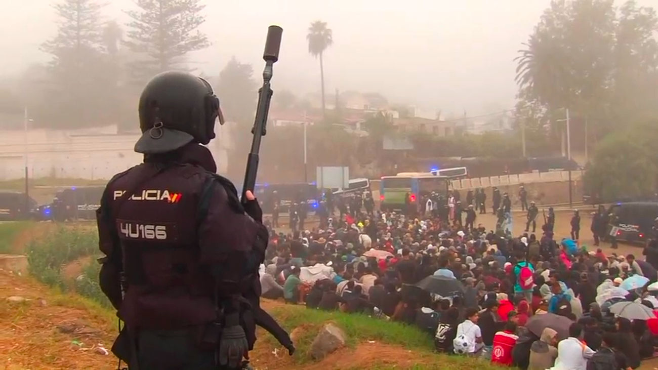 Desalojados más de 3500 inmigrantes ilegales que vivían acampados en la playa del Trampolín
