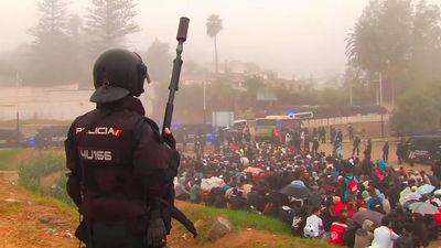 Desalojados más de 3500 inmigrantes ilegales que vivían acampados en la playa del Trampolín
