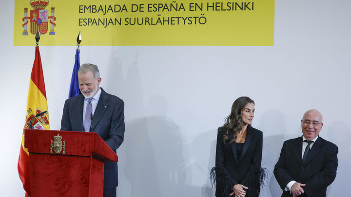 Los Reyes inician su viaje de Estado a Finlandia con un encuentro con españoles en el país báltico