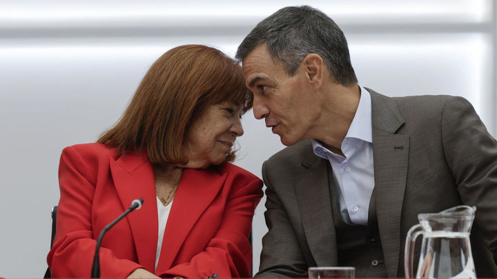 El presidente del Gobierno, Pedro Sánchez, conversa con la presidenta de la Comisión Ejecutiva Federal (CEF), Cristina Narbona