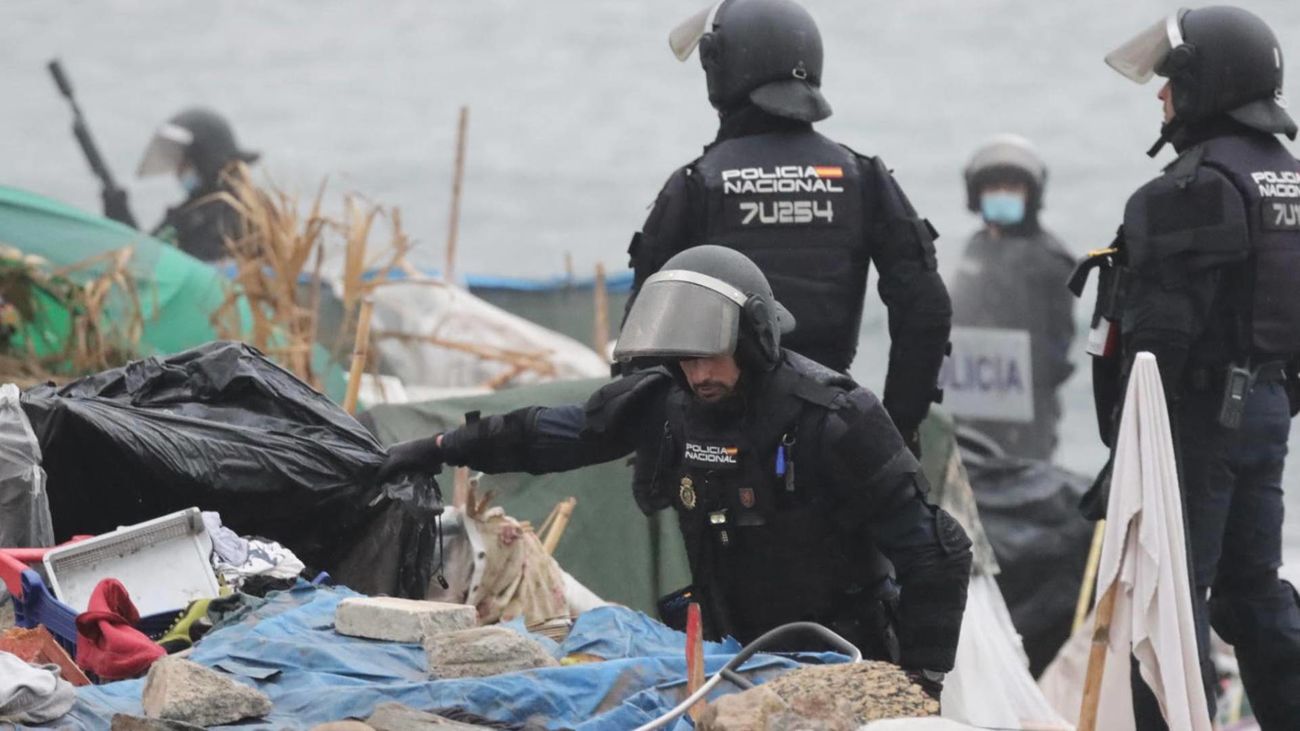 Dispositivo de la Policía Nacional para levantar el asentamiento de la playa del Trampolín de Ceuta