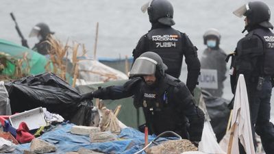 Ceuta retira más de 61 toneladas de residuos de la playa del Trampolín tras el desalojo de los migrantes