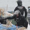 Dispositivo de la Policía Nacional para levantar el asentamiento de la playa del Trampolín de Ceuta
