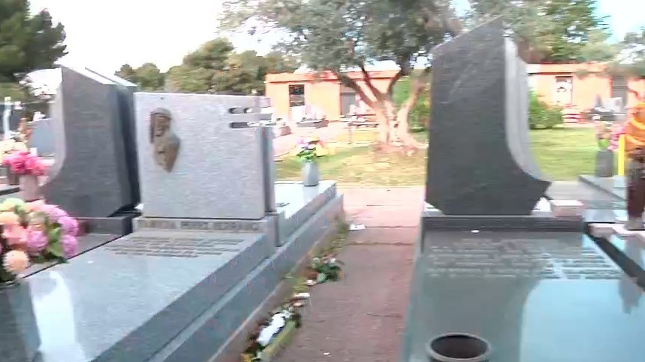 Robos de crucifijos y bronce en el cementerio de Carabanchel: Más de 50 sepulturas profanadas