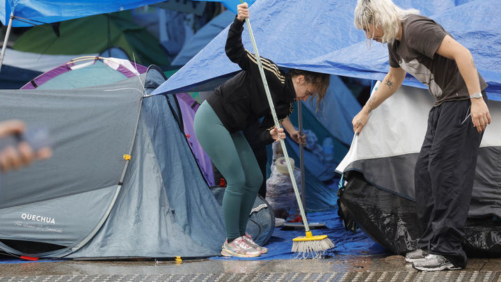La intensa lluvia caída en Madrid inunda la acampada de Sol
