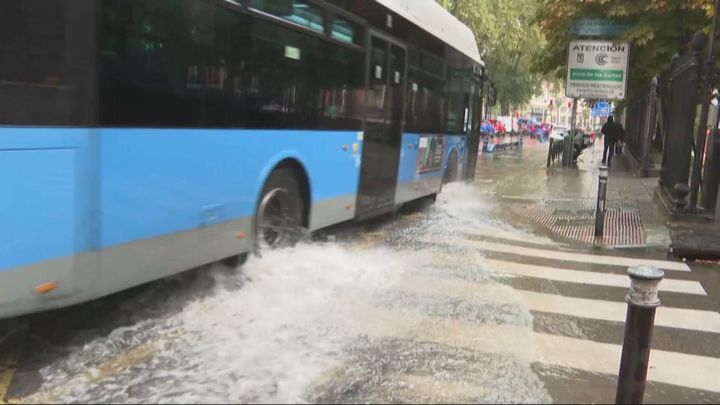 La lluvia provoca cortes temporales en tres líneas de Metro y complica el tráfico en varias vías