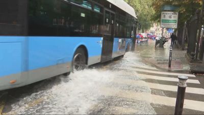 La lluvia provoca cortes temporales en tres líneas de Metro y complica el tráfico en varias vías