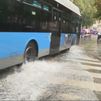 La lluvia provoca cortes temporales en tres líneas de Metro y complica el tráfico en varias vías