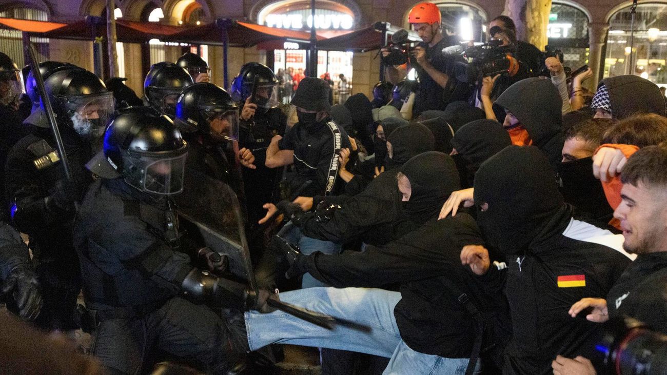 Trece detenidos y 30 mossos heridos por los disturbios tras una manifestación por la vivienda en Barcelona