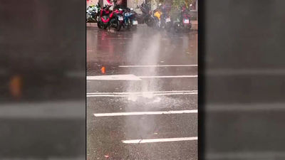 Un géiser de agua sorprende en plena calle Alcalá tras las tormentas en Madrid