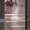 Un géiser de agua sorprende en plena calle Alcalá tras las tormentas en Madrid