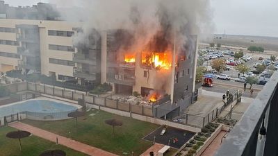 Una explosión y posterior incendio afecta a varias viviendas de un edificio residencial de Valdemoro