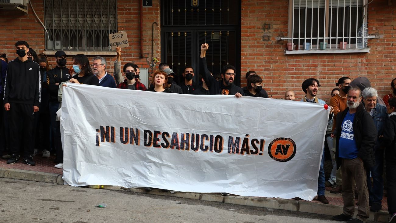 Manifestantes durante el intento de desahucio de Pau, en San Sebastián de los Reyes