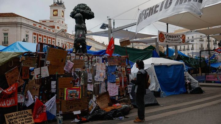 Mensajes reivindicativos colocados en la acampada de protestas de la Puerta del Sol de Madrid