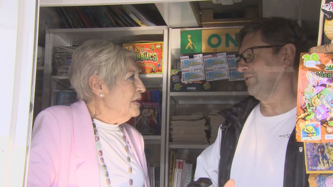 Julia, la quiosquera más longeva de Madrid con 90 años: "Sigo con la misma ilusión"