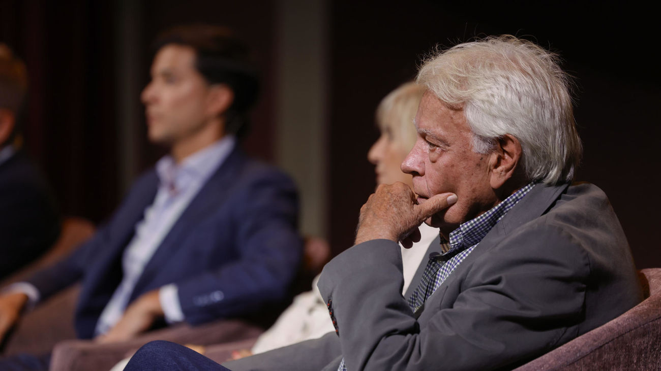 Felipe González en un acto en el Ateneo de Madrid