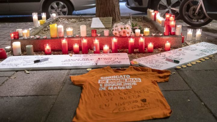 "Te daremos justicia", los acampados de Sol rinden homenaje a Maricarmen con flores y velas