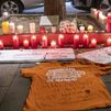 "Te daremos justicia", los acampados de Sol rinden homenaje a Maricarmen con flores y velas