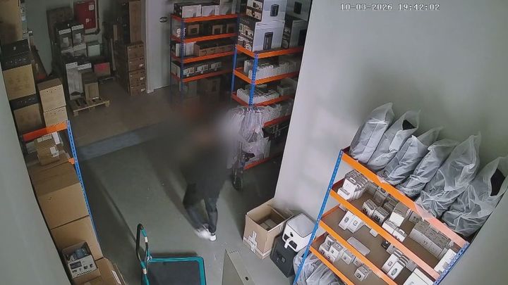 Detenidas tres personas por robar 25 móviles de una tienda de Arroyomolinos