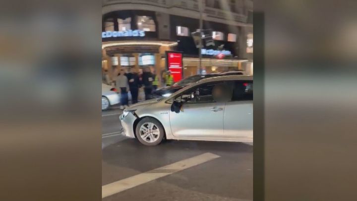 Un conductor de VTC drogado choca contra un vehículo de limpieza tras conducir de forma temeraria en Gran Vía
