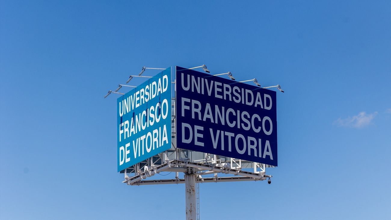 Rótulo en el campus de la Universidad Francisco de Vitoria, en Pozuelo de Alarcón